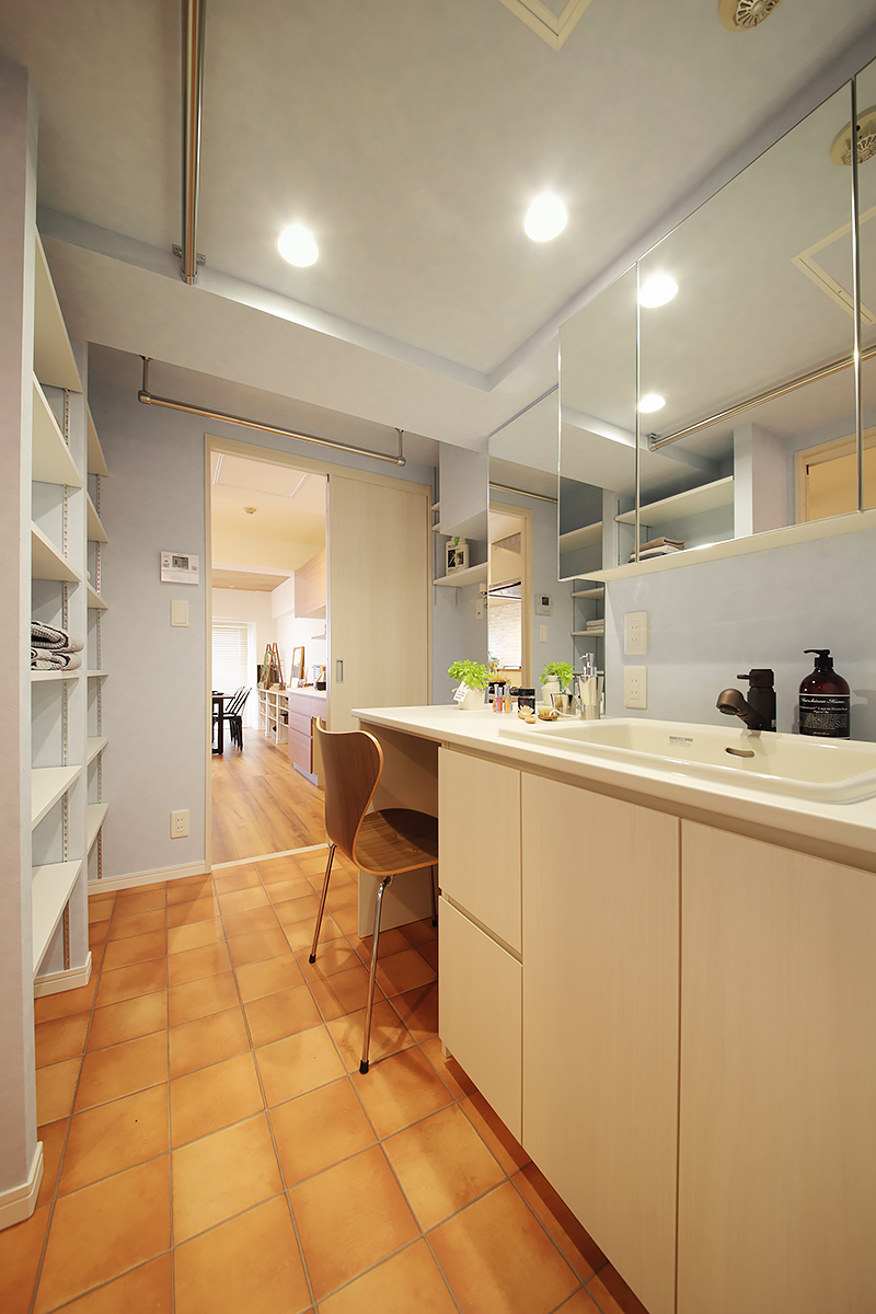 キッチンとつながる洗面室もゆとりの広さを確保。リネン類を置ける収納棚も活躍。