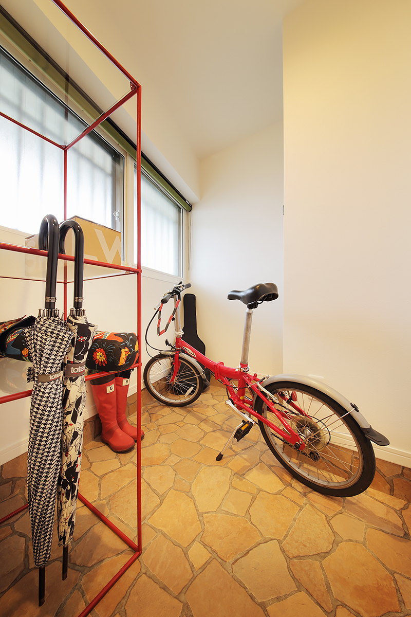 玄関から続く広い土間は自転車を置いたり、棚をつけて玄関周りの物を整理したりと大型収納として活用する予定。