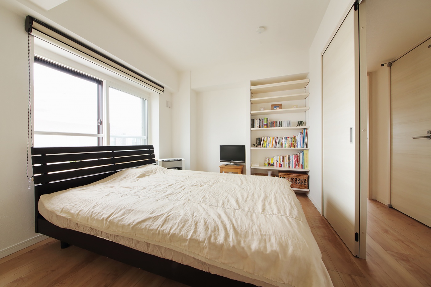 シンプルな造りの寝室は必要最低限のスペースで十分。構造的なくぼみを生かした収納スペースもたっぷりとれ機能的。