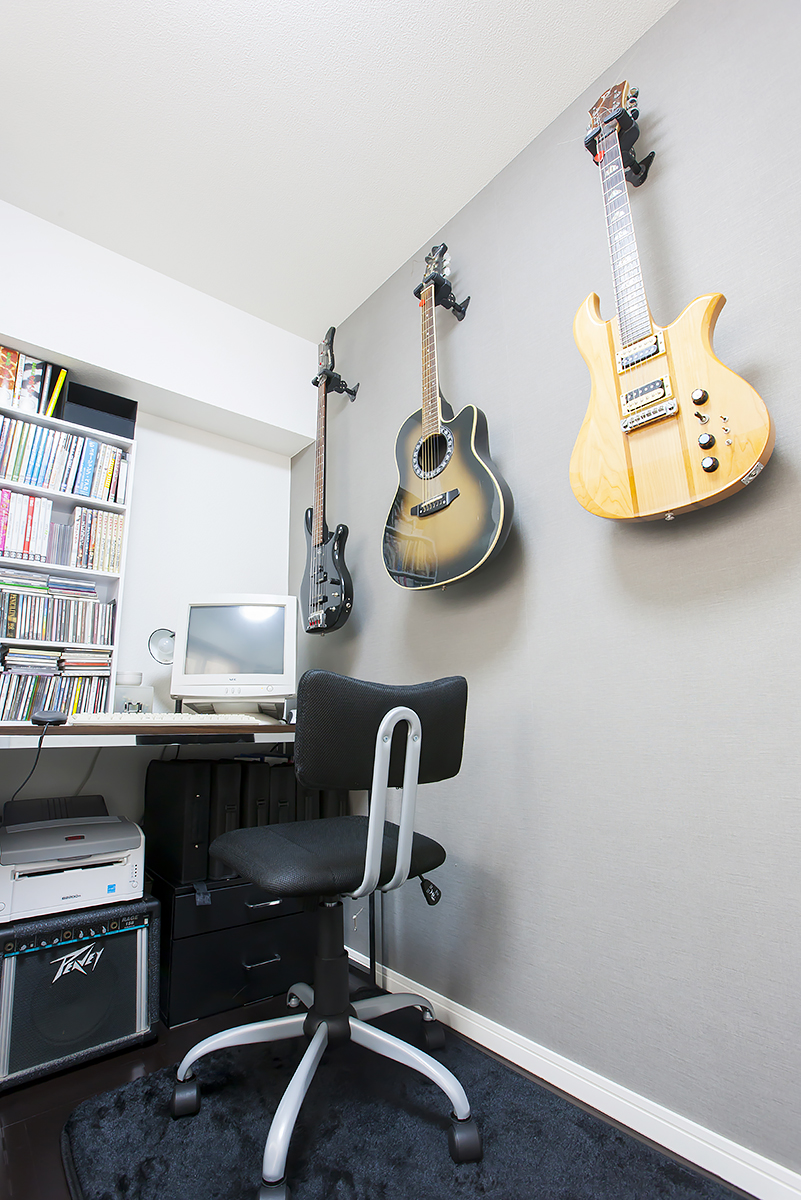 趣味に没頭できる黒い部屋をコンセプトにしたご主人のスタジオ。音楽やギターに没頭できる空間。