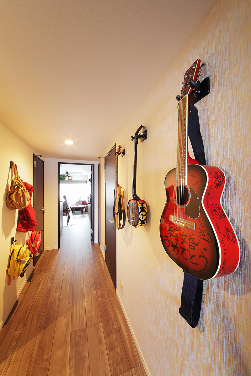 玄関から続く廊下の壁にはご主人の楽器コレクションがずらりと並んでいます。