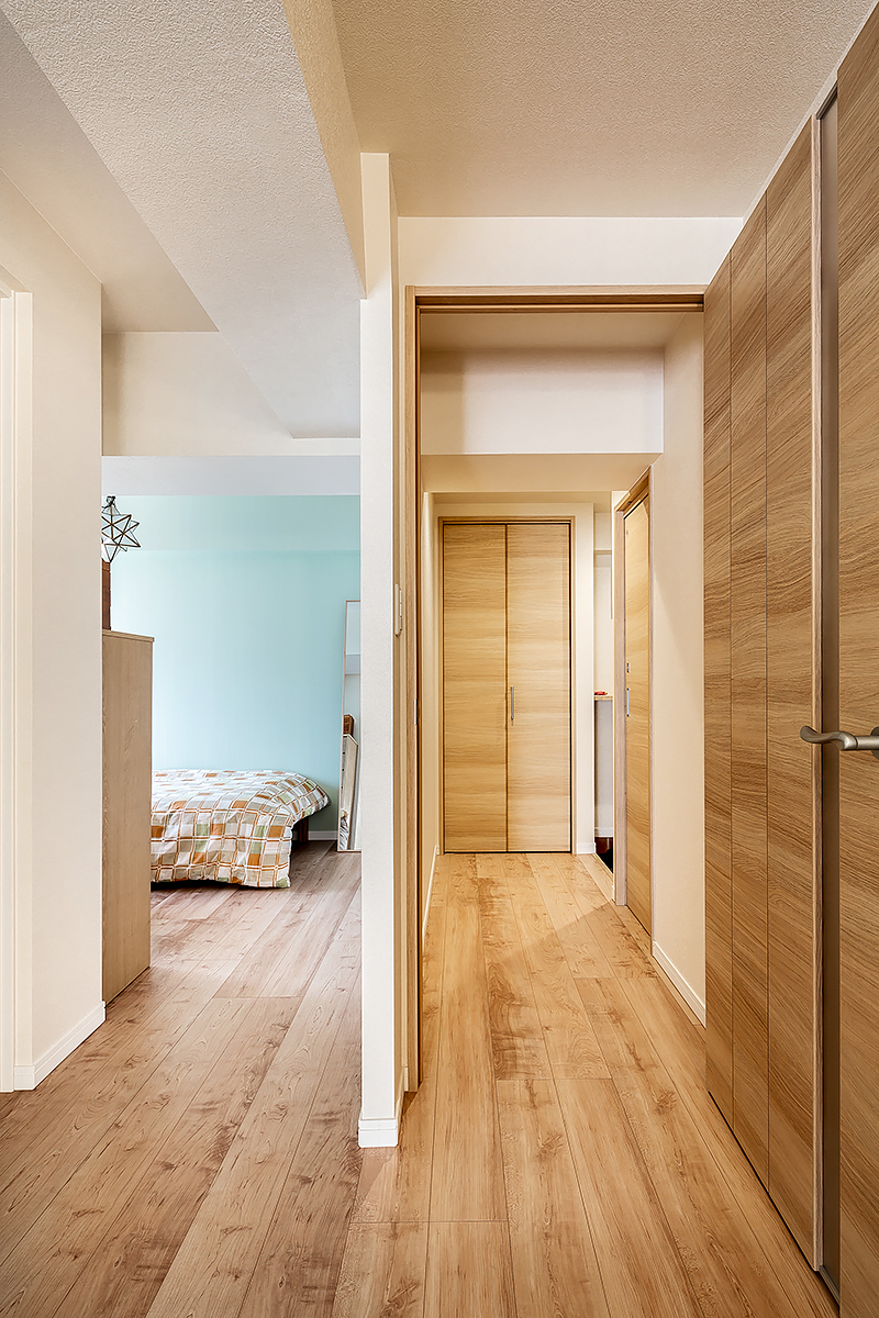 寝室にはあえて扉をつけず、廊下との間に仕切り壁を設け開放的に空間分け。