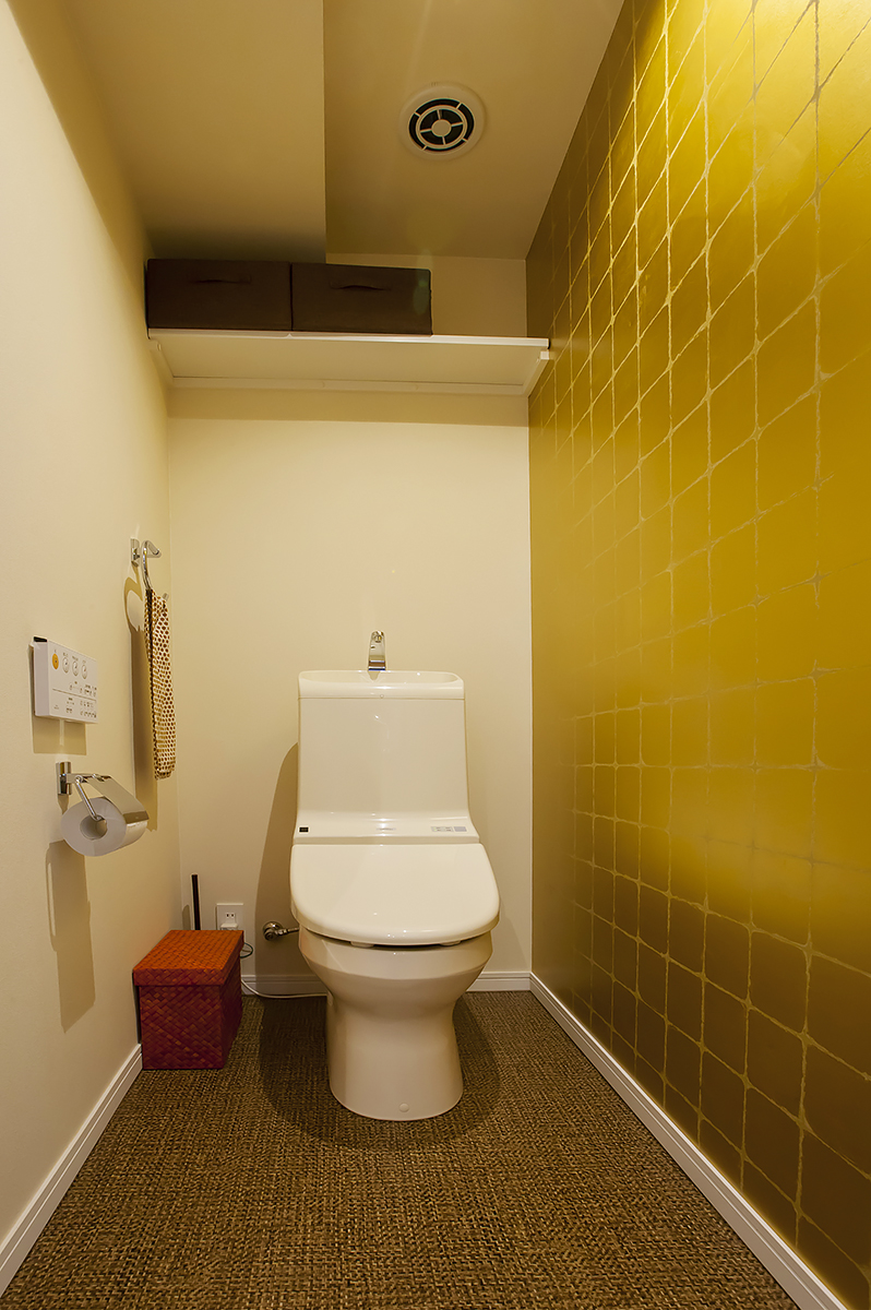 トイレは一面にゴールドの壁紙を。インパクトのあるプライベート空間に。