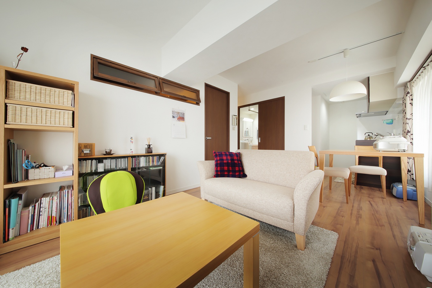 シンプルな暮らしをテーマにした空間は、大きな家具を置かず、コンパクトで居心地よくコーディネート。