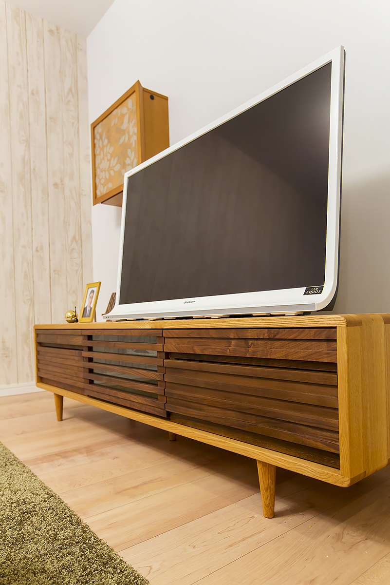 inZONEで一目惚れしたRELIFのTVボードはアッシュ材とウォールナット材のコンビネーションが美しく、上品な佇まい。
