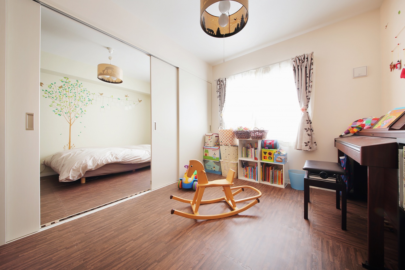 2つの子供部屋は現在は子どものプレイルームと、ベッドを置いた客間として仕切って使用。
