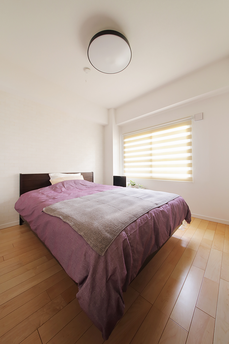 あえてカーテンではなくロールスクリーンにした寝室は、柔らかな光が差し込み、清々しい目覚めを与えてくれる。