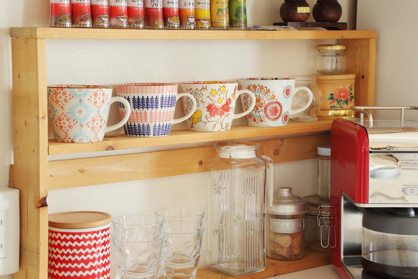 キッチンには、お手製のマグカップ＆スパイスラックが。
