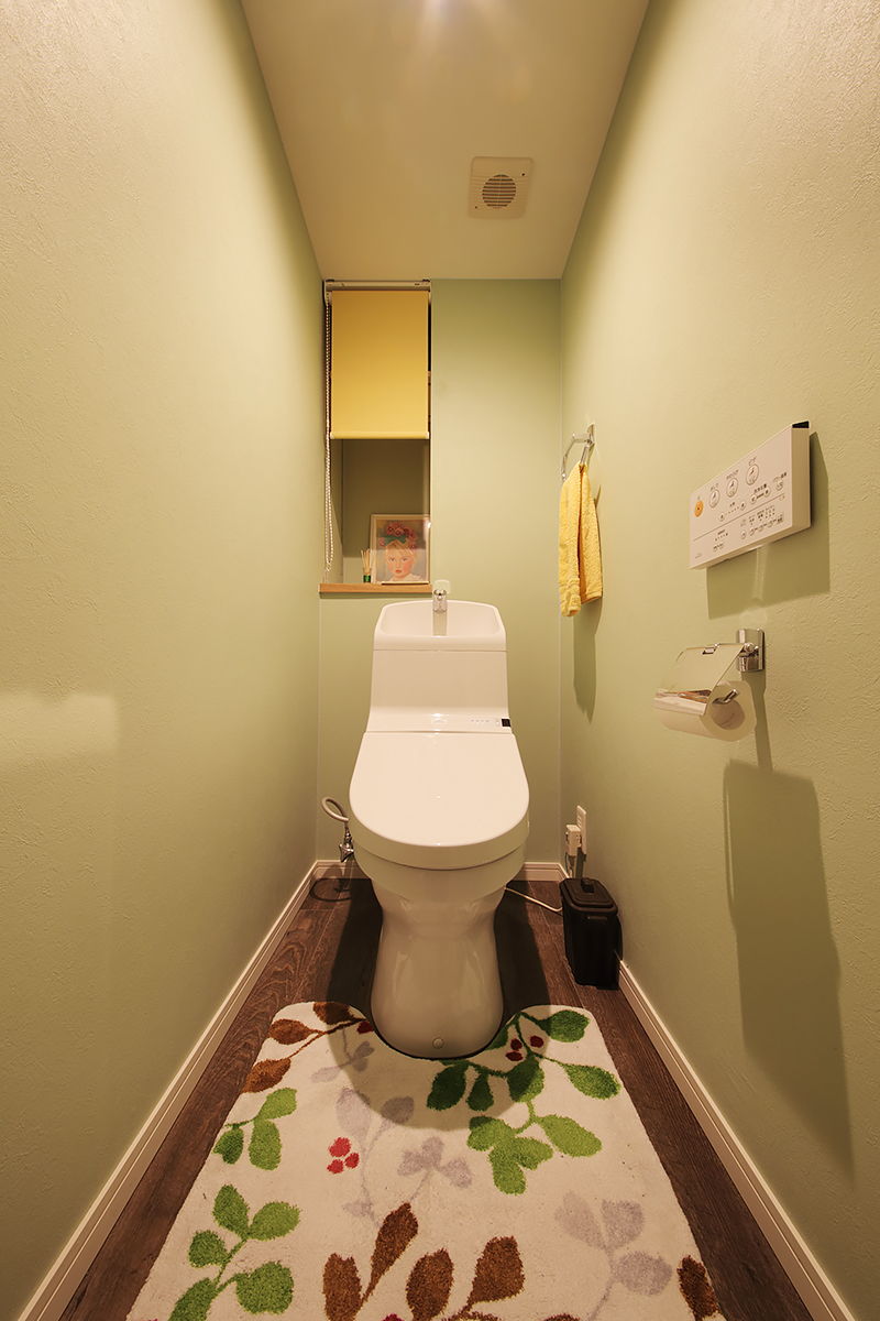 トイレは一転してやさしい色合い。くすんだグリーンをベースにイエローがアクセント
