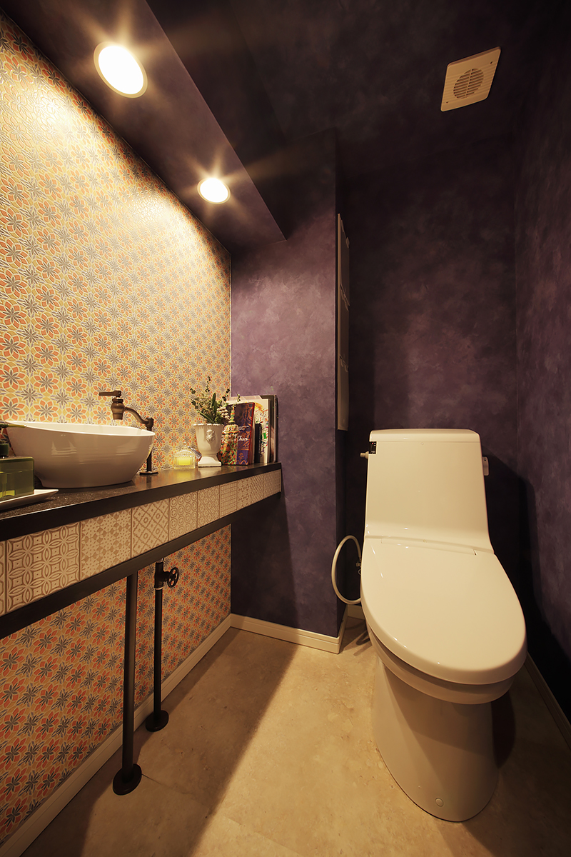 コーディネーターさんと一緒に考えたというトイレは大胆な内装。落ち着きある紫に外国の建物を思わせる細かなタイルづかいが活きる。