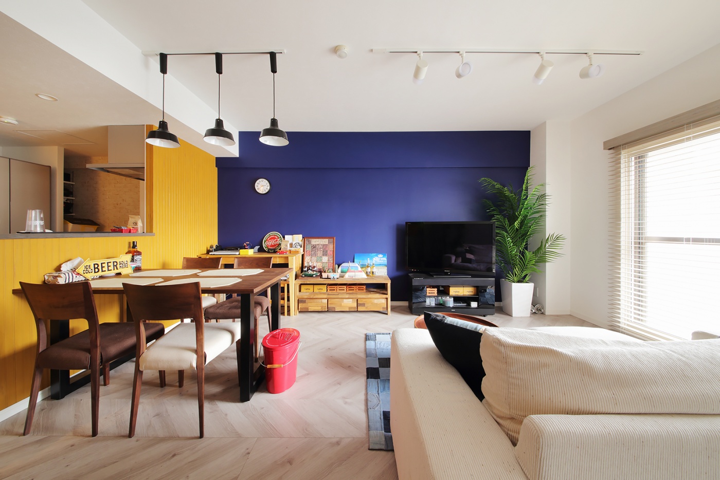 大胆な色使いで空間にメリハリをつけたLDKは家具も合わせてアメリカンな雰囲気