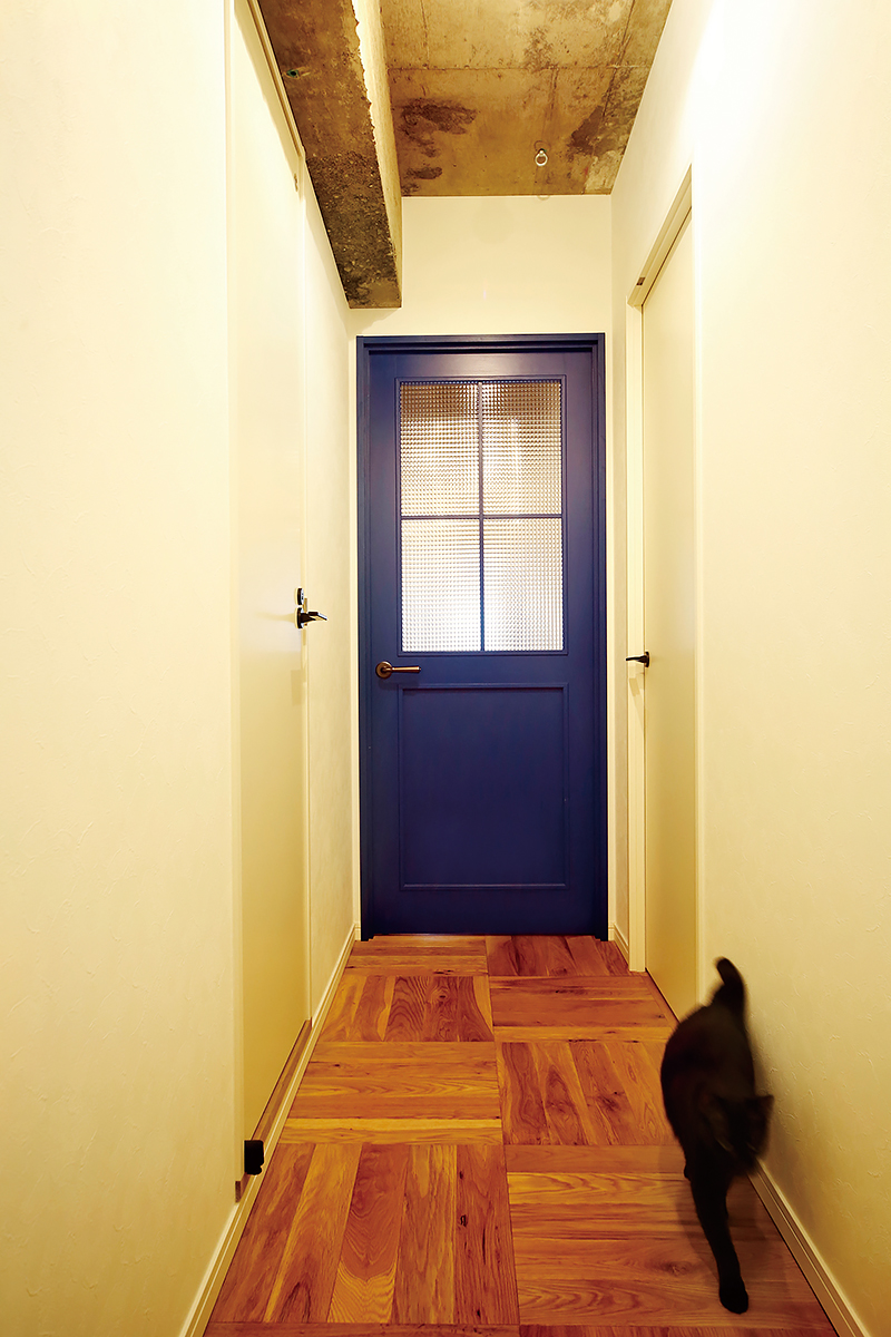 部屋とエントランスをつなぐ扉。ここにも大好きなブルーをセレクト。
