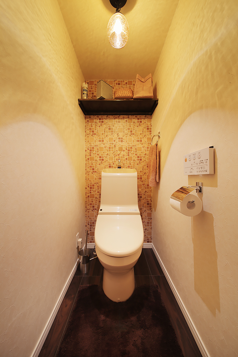 トイレの壁や照明にも遊び心を持たせており、思わず楽しくなってしまう空間に。