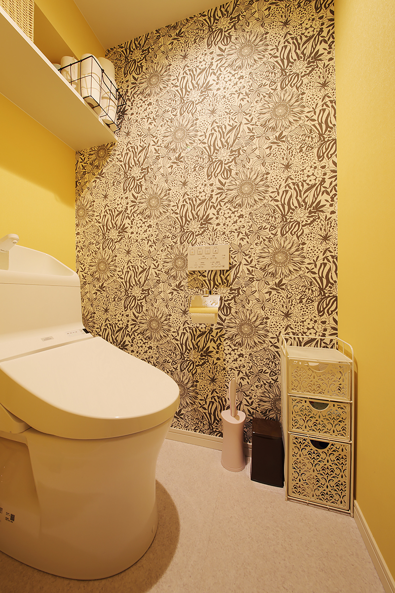 トイレはアーティスティックなポイントクロスとイエローの壁でお洒落感アップ！