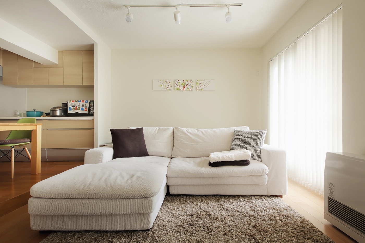リビングにも大型の収納を設け、余計な家具などをおかずすっきりとした空間に。時々ソファの位置を変えて気分転換している。