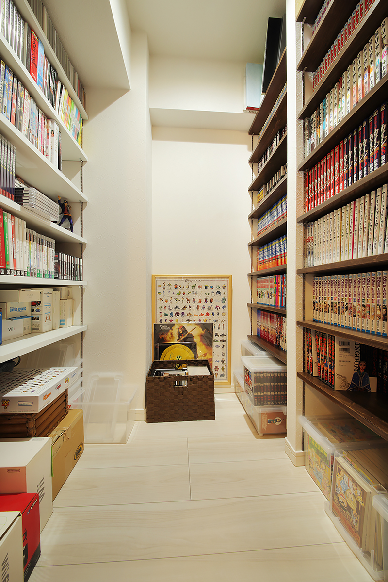 雑然としがちな本やDVD類は奥行きのある書庫を造り棚も造作した