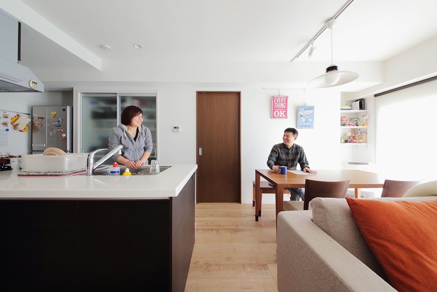 食器棚を置かず、壁面収納でキッチンもすっきりとした空間に。
