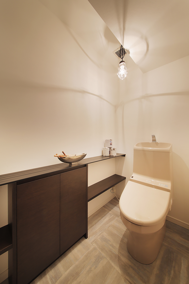 各空間を味わいのあるカラーや素材を取り入れてデザイン。トイレの棚はアイアン製。