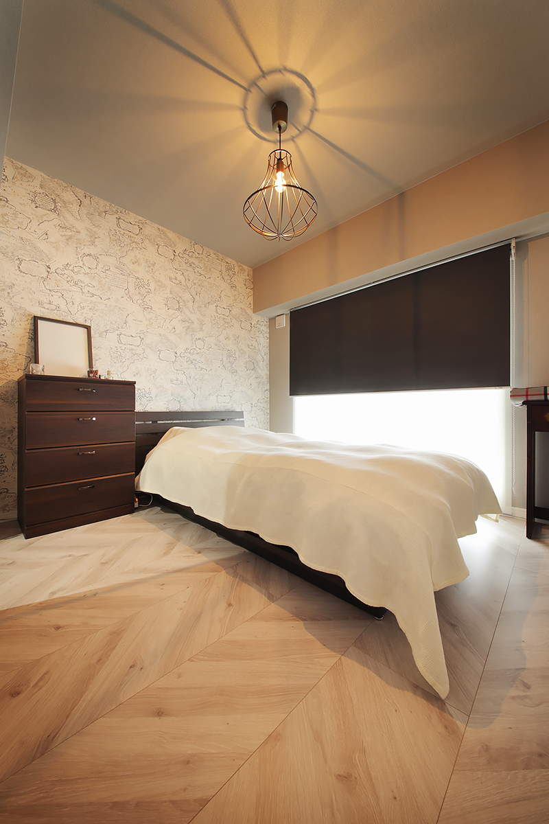 寝室はヨーロッパの古地図のようなアクセントクロスとランプ風の照明で少しレトロに。