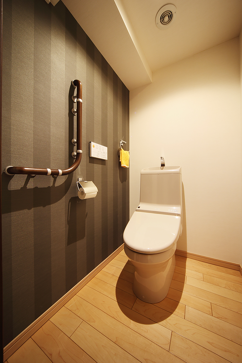 トイレは幅を拡張し、壁には立ったり座ったりの際に便利な手すりも設置。