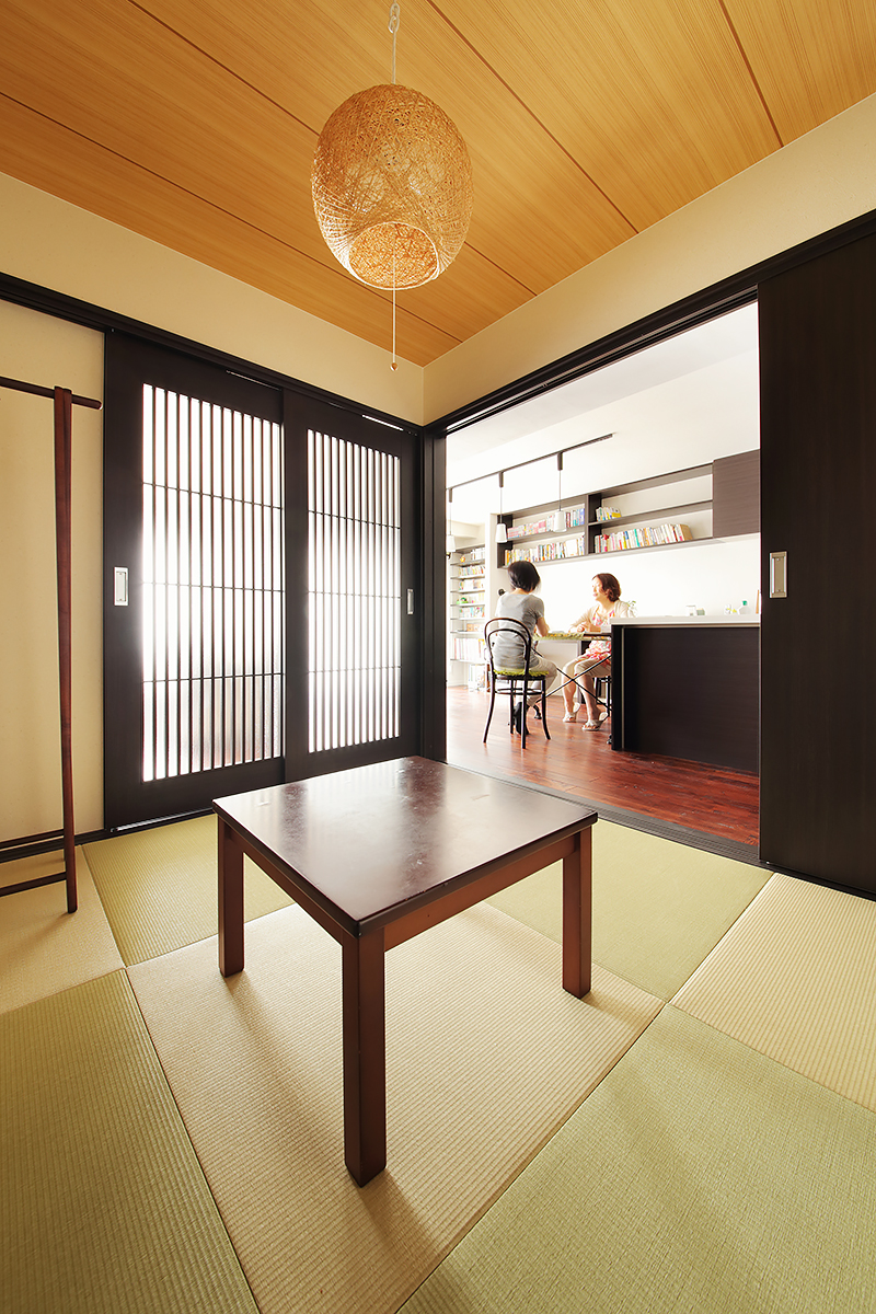 小さいながらも引き戸を閉めれば個室になる和室はへりのない琉球畳と格子戸で和モダンな雰囲気。