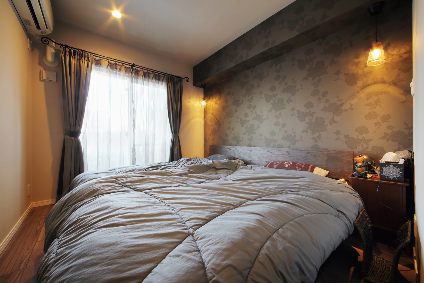 寝室はシックな色合いのアクセントクロスを使って落ち着ける雰囲気に。
