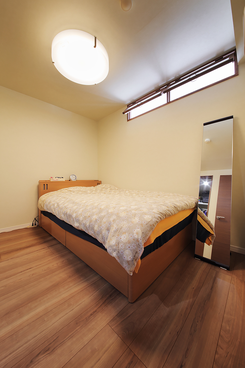 快適に眠ることを最優先にした寝室は、あえて外窓をつけず落ち着ける空間に。
