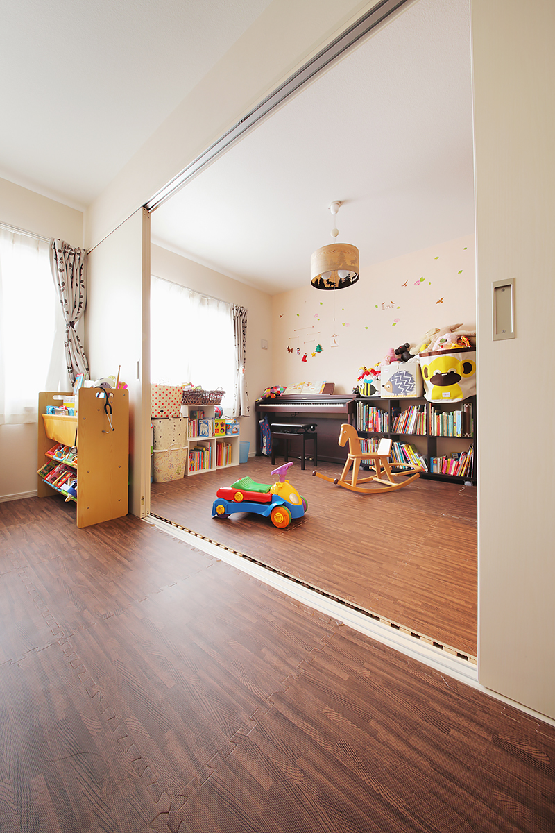 隣接する子供部屋は、引き戸を開ければひとつながりになるフレキシブルな構造に。