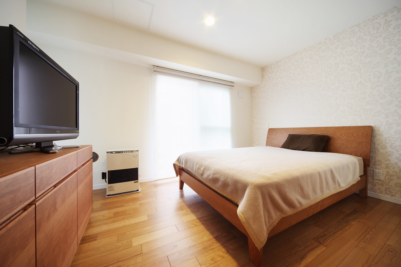 ベッドルームは壁の一面だけデザインクロスをとり入れ、空間にアクセントを。