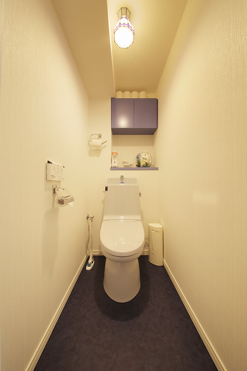 トイレもアクセントカラーをうまく使い、照明も雰囲気に合わせたトータルコーディネートでお洒落。