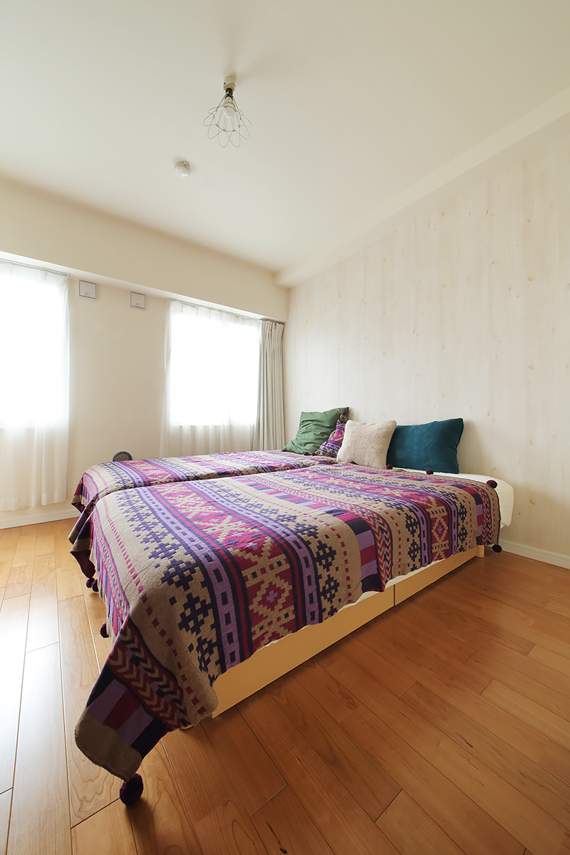 ゆとりの広さの寝室。シンプルな空間だから、ベッドリネンなどで雰囲気を変えて楽しめる。