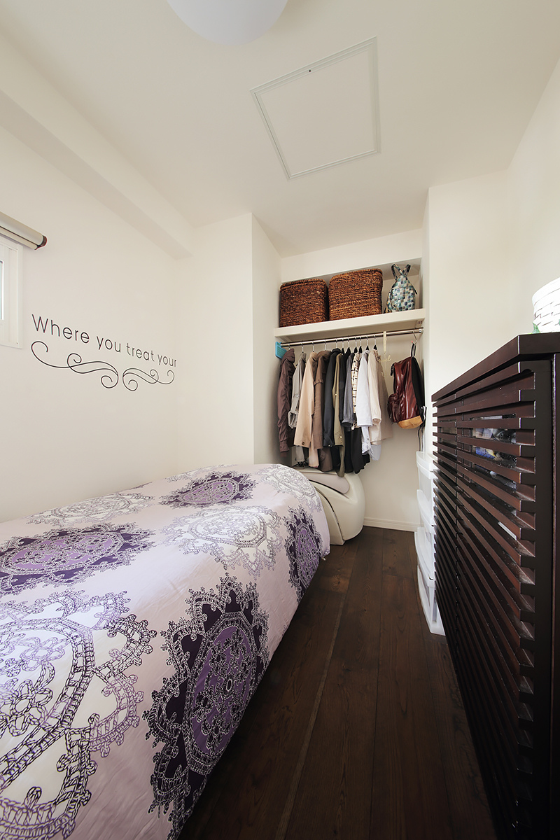 「自分の寝室は最低限のスペースがあれば十分」とO様。こじんまりながらも必要なぶんの収納スペースを設けて。