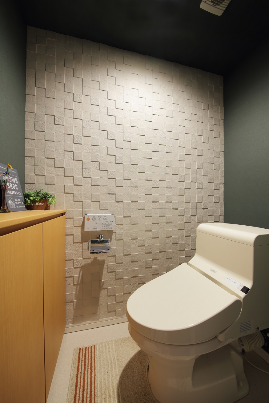 トイレの壁は、湿度を調整して脱臭効果のあるエコカラットに