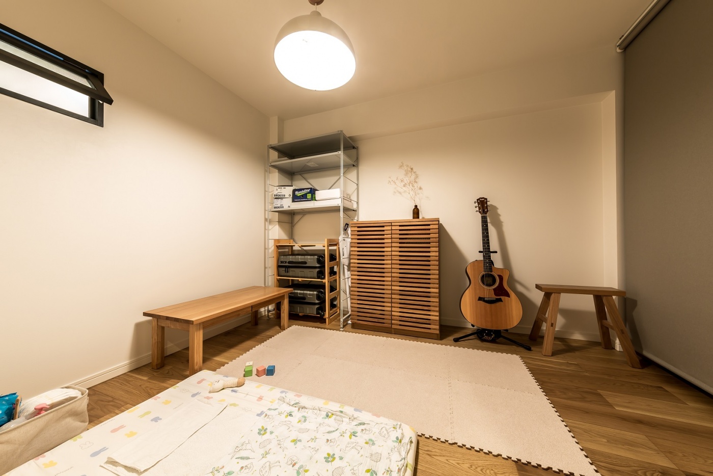 将来、子ども部屋にする予定の一室。現在は赤ちゃんの遊び場兼物置きスペースに