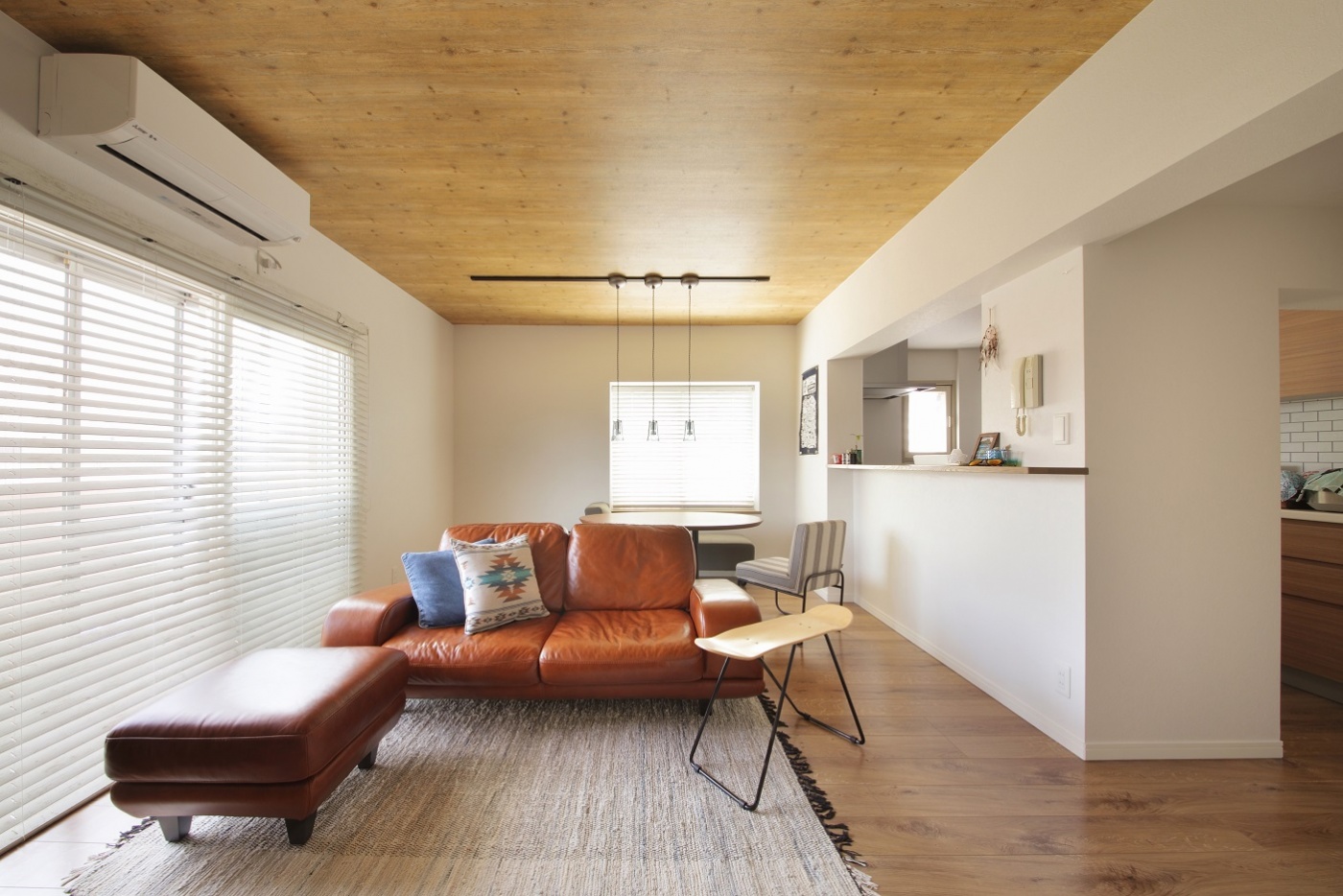 角部屋で二面から光が入るＬＤＫは、明るく風通しのいい空間。家具はインゾーネやナチュリエでセレクト。