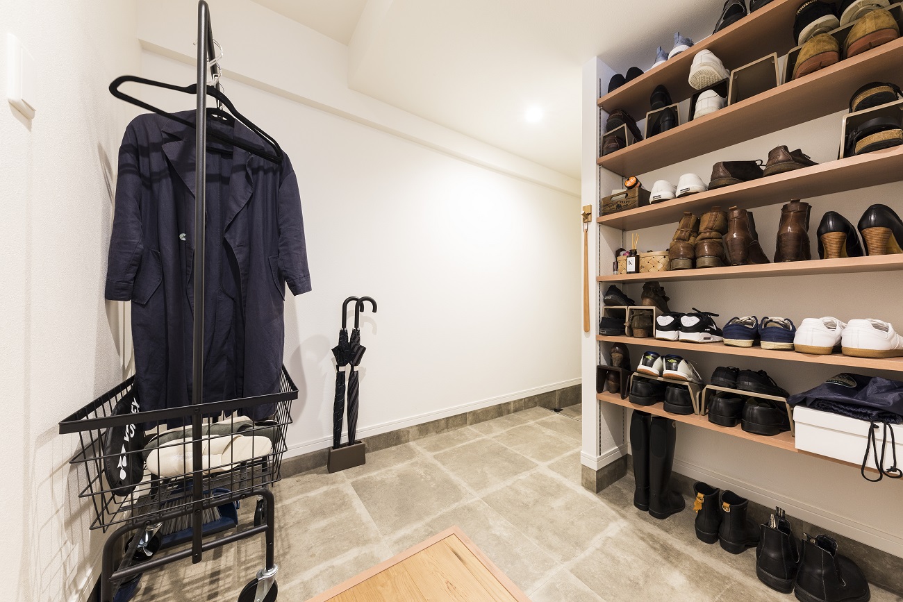 広く取った玄関にはコート類をかけるハンガーを設置。ゆったりとした靴箱も使いやすい