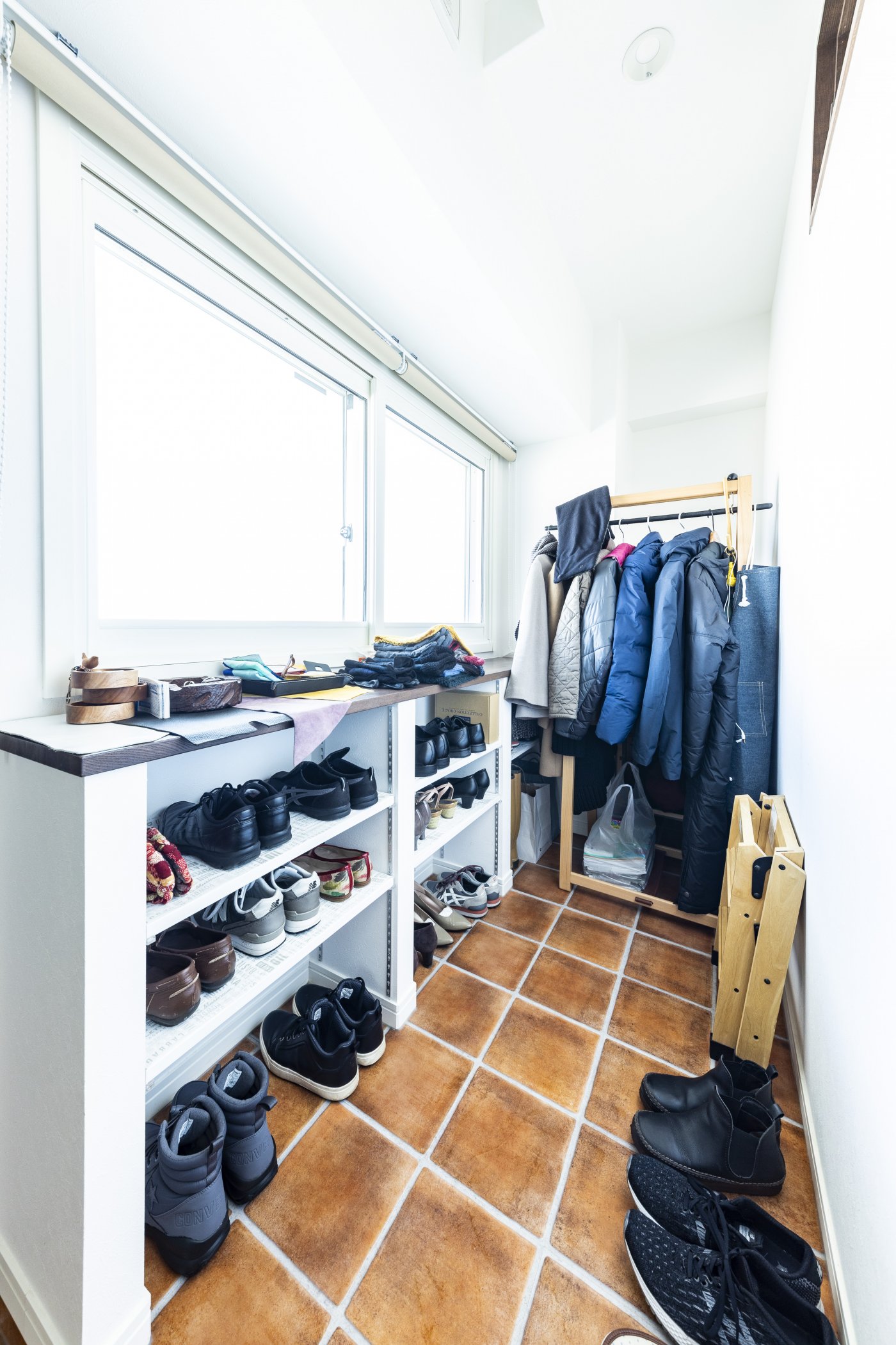 玄関横の土間スペースは、靴だけでなくコートかけも置くことのできる広さがあって便利