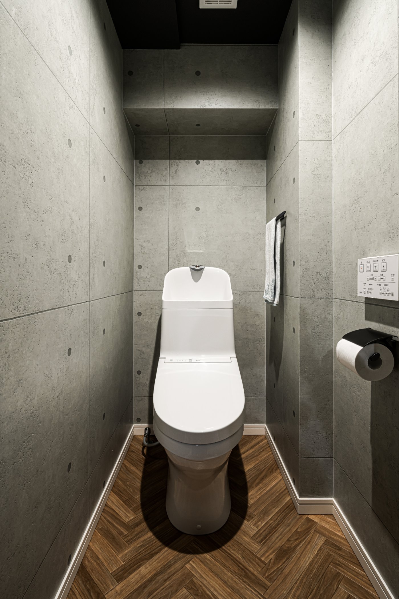 トイレの床材はヘリンボーンに。コンクリート調のクロスと合わせて、シンプルモダンな印象。