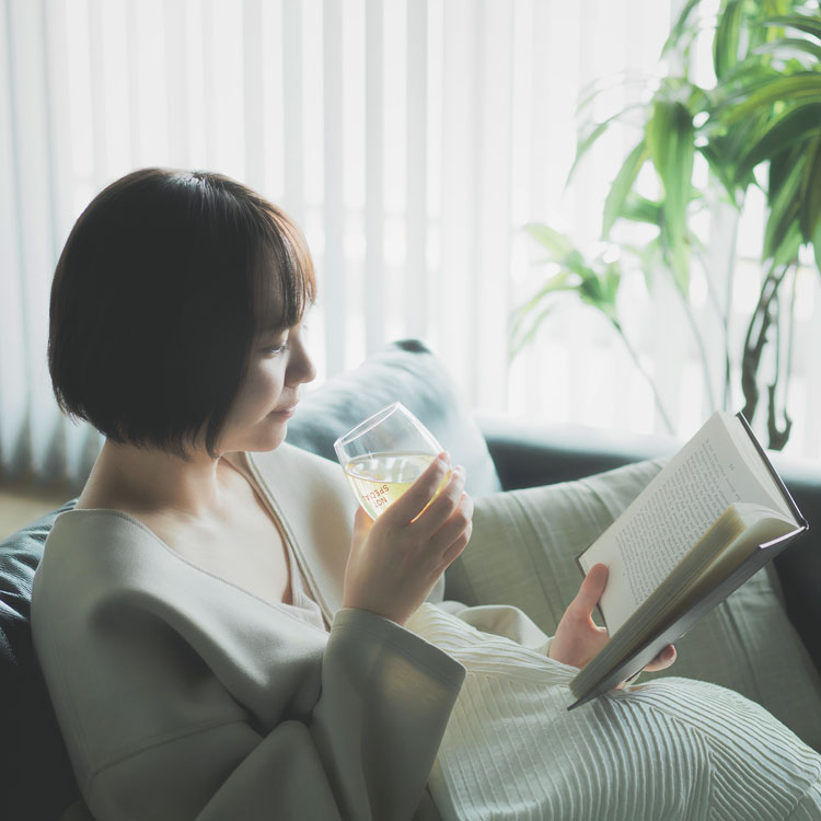 本を読んでいる女性